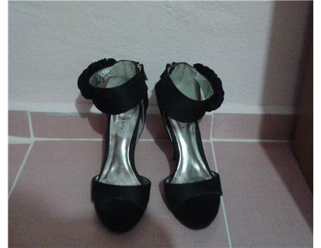 Siyah topuklu ayakkabı(bilekli)