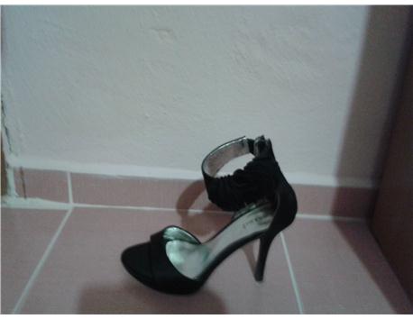 Siyah topuklu ayakkabı(bilekli)