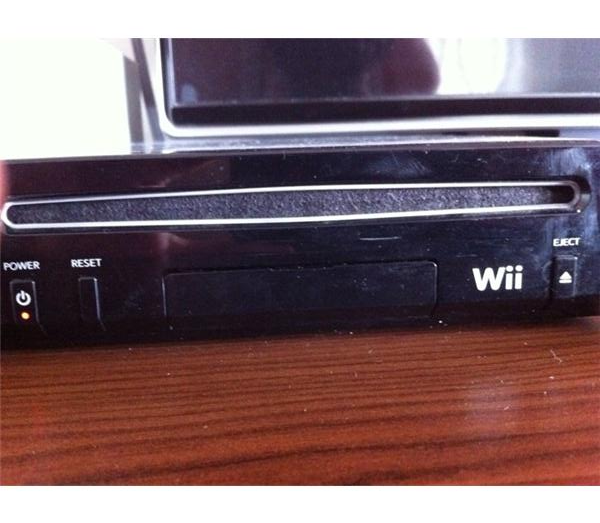 Nintendo Wii + 3 Kumanda + Nunchuk + 9 Oyun + UDraw + 2 Direksion + Wii Speak + 32 GB SD Kart