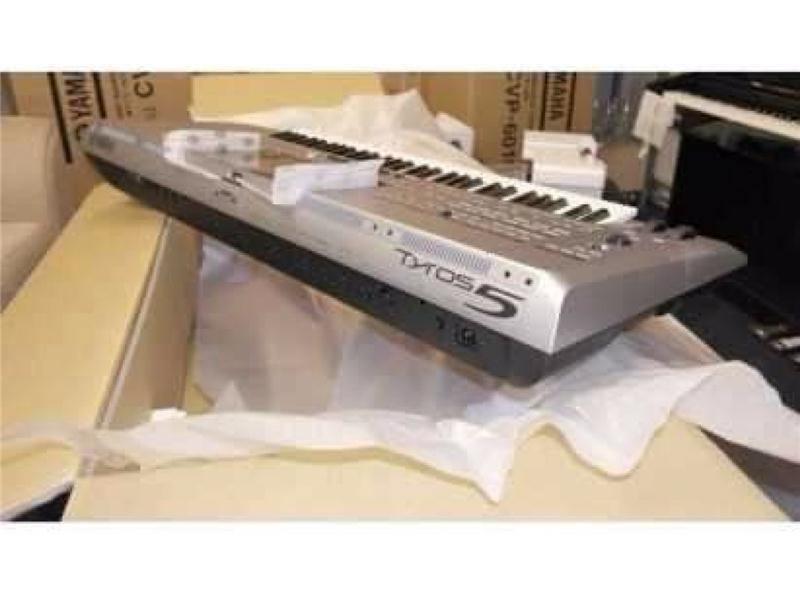  Yamaha Tyros 5 Workstation Arranger Keyboard with Speakers.