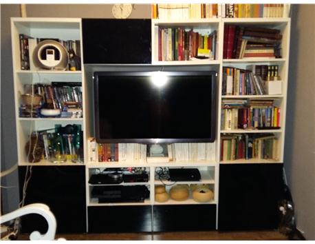 İKEA siyah lake kapaklı -BEYAZ TV ünitesi + kitaplık
