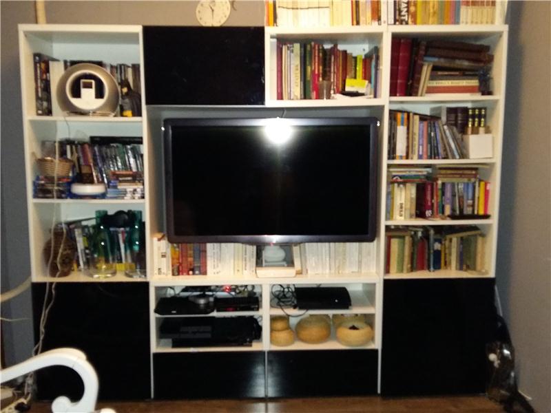İKEA siyah lake kapaklı -BEYAZ TV ünitesi + kitaplık