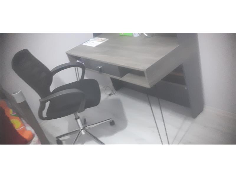 Çalışma masası ve sandalyesi 