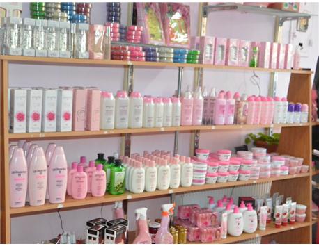 GÜL ÜRÜNLERİ RAFIYLA BİRLİKTE SATILIK