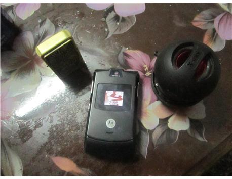 SONY X-MİNİ SES BOMBASI VE MOTOROLA V3 CEP TELEFONU