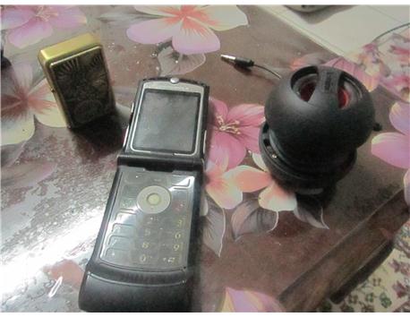 SONY X-MİNİ SES BOMBASI VE MOTOROLA V3 CEP TELEFONU