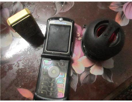 SONY X-MİNİ SES BOMBASI VE MOTOROLA V3 CEP TELEFONU