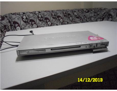 DVD PLAYER HEMDE USB  VE SD KART OKUYABİLİR