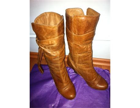 TOPSHOP FİYONKLU %100 HAKİKİ DERİ NEFİS TOPUKLU ÇİZME 80 TLYE SATIYORUM