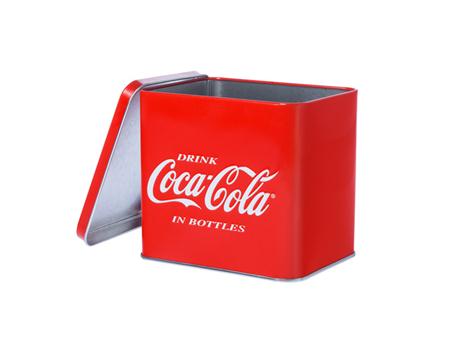 Coca-Cola saklama Kutusu´yla mutfağına renk katacaksın!  Ürün Detay: 13x10 cm ebatlarında kare metal saklama kutusu