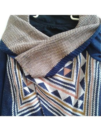 Lacivert üzeri kilim desenli asimetrik hırka Fiyatı: 20 tl