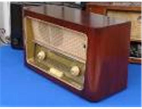 1 Antika Dikiş Makinası, 2 Adet çok eski Radyo ve Nostaljik Telefon