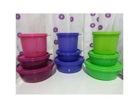 renkli bir tupperware saklama kabı 