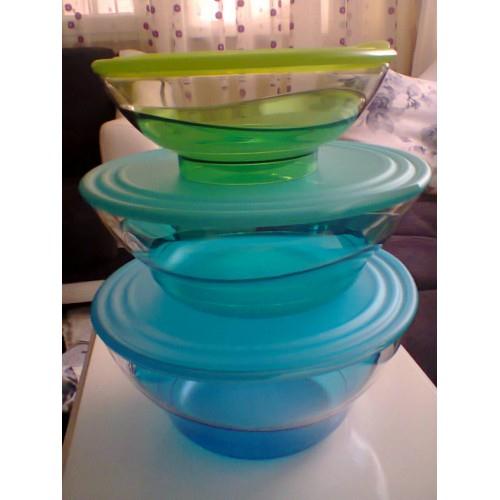 renkli bir tupperware saklama kabı 
