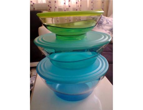 renkli bir tupperware saklama kabı 