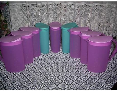 renkli bir tupperware saklama kabı 