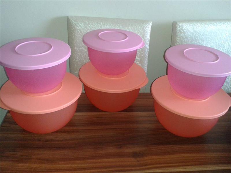 RENKLİ BİR TUPPERWARE SALATA TAKIMI 