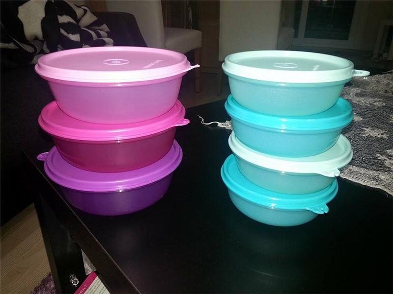 RENKLİ BİR TUPPERWARE SALATA TAKIMI 