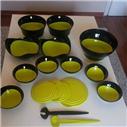 RENKLİ BİR TUPPERWARE SALATA TAKIMI 