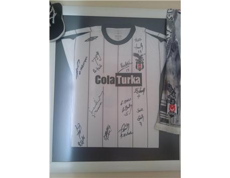 Beşiktaş forması...ilk 11 imzalı ,çerçeveli...