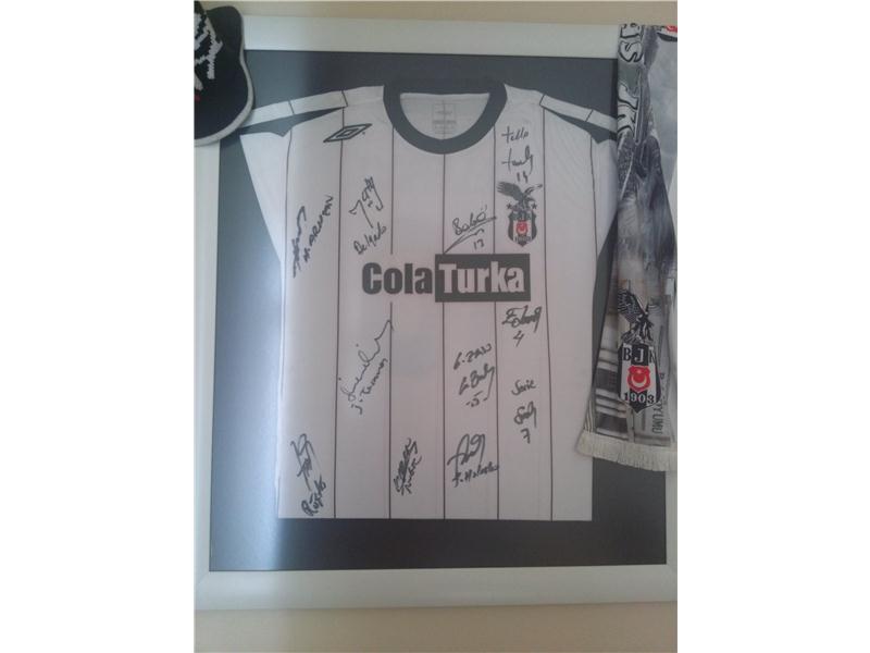 Beşiktaş forması...ilk 11 imzalı ,çerçeveli...
