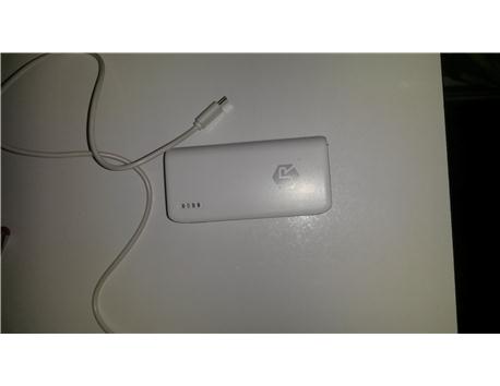 temiz beyaz renkte fotoğraf makinası yanında tablet ve powerbank taşınabilir sarj cihazı vermeyi düşünüyorum 