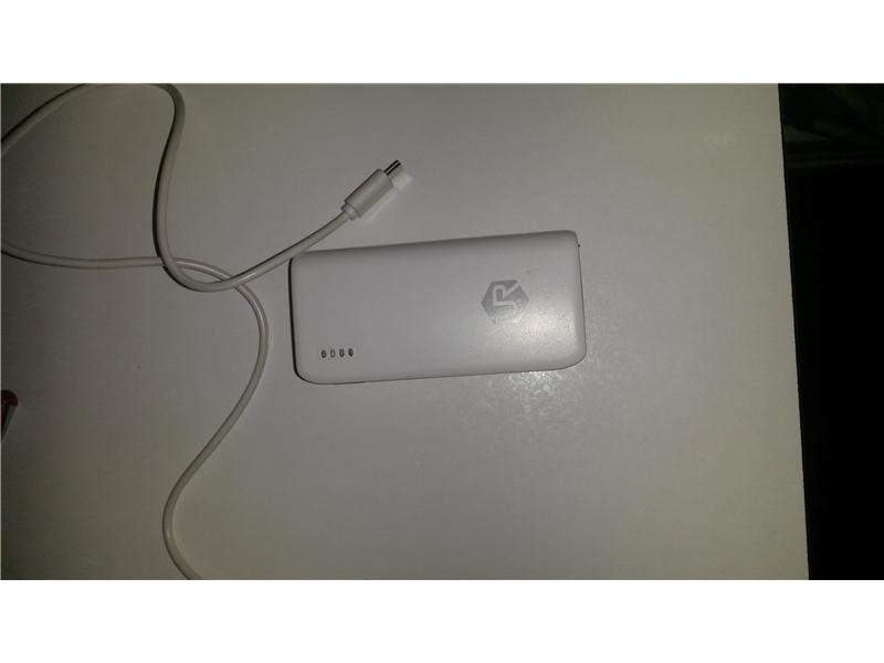 temiz beyaz renkte fotoğraf makinası yanında tablet ve powerbank taşınabilir sarj cihazı vermeyi düşünüyorum 