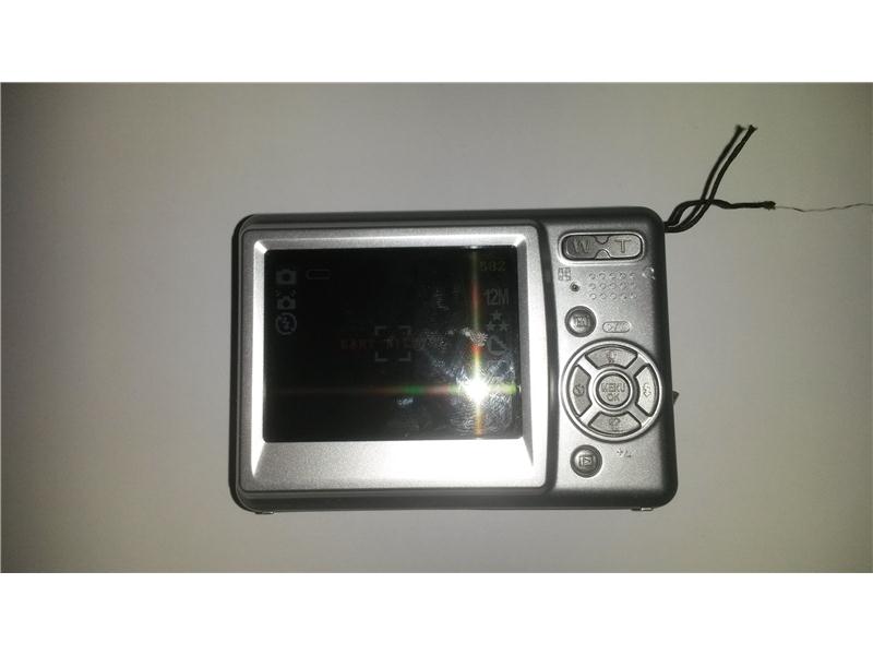 temiz beyaz renkte fotoğraf makinası yanında tablet ve powerbank taşınabilir sarj cihazı vermeyi düşünüyorum 