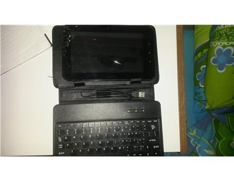 temiz beyaz renkte fotoğraf makinası yanında tablet ve powerbank taşınabilir sarj cihazı vermeyi düşünüyorum 