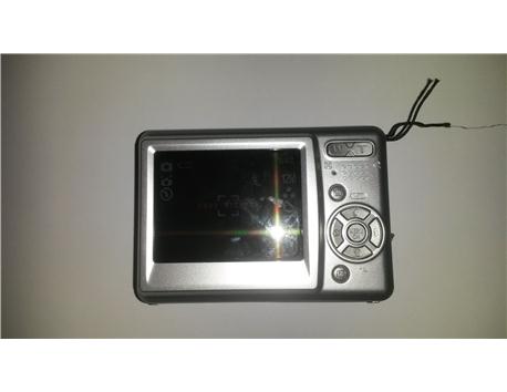 temiz beyaz renkte fotoğraf makinası yanında tablet ve powerbank taşınabilir sarj cihazı vermeyi düşünüyorum 