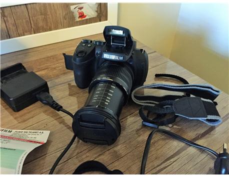 FUJİFİLM HS 30 EXR 30X  ZOOM 16MP 3´ EKRAN 24-720MM LENS 1CM SUPER MAKRO VE UZAK ÇEKİMLER YAPABİLİRSİNİZ.YANINDA 8GB KİNGSTON BELLEK KARTI O