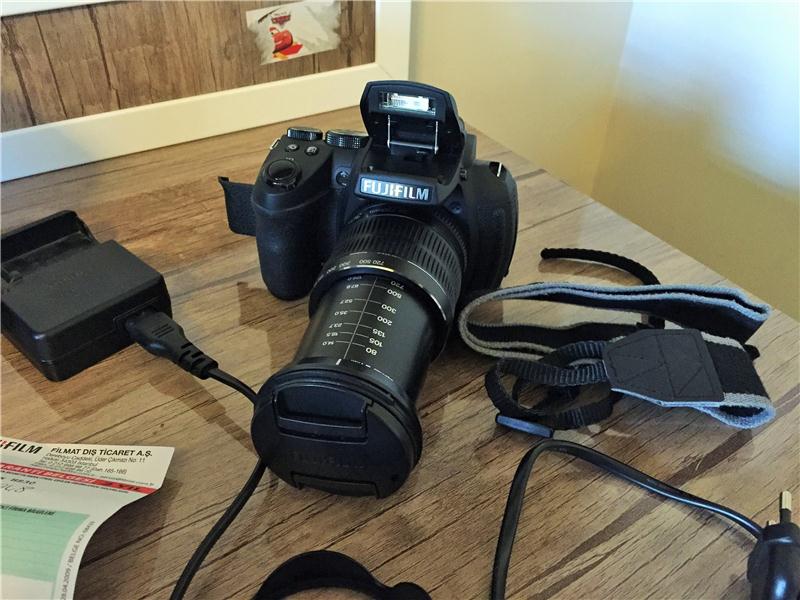 FUJİFİLM HS 30 EXR 30X  ZOOM 16MP 3´ EKRAN 24-720MM LENS 1CM SUPER MAKRO VE UZAK ÇEKİMLER YAPABİLİRSİNİZ.YANINDA 8GB KİNGSTON BELLEK KARTI O
