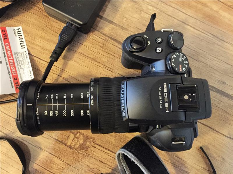 FUJİFİLM HS 30 EXR 30X  ZOOM 16MP 3´ EKRAN 24-720MM LENS 1CM SUPER MAKRO VE UZAK ÇEKİMLER YAPABİLİRSİNİZ.YANINDA 8GB KİNGSTON BELLEK KARTI O