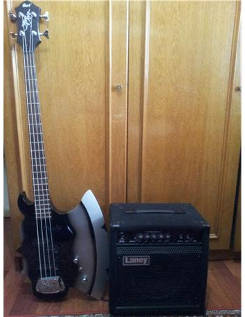 Cort Gene Simmons Axe Bas Gitar + Laney RB1 30w amfi + İbanez orijinal askı + 3 m ara kablo (1.300 TL )