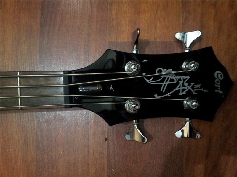 Cort Gene Simmons Axe Bas Gitar + Laney RB1 30w amfi + İbanez orijinal askı + 3 m ara kablo (1.300 TL )