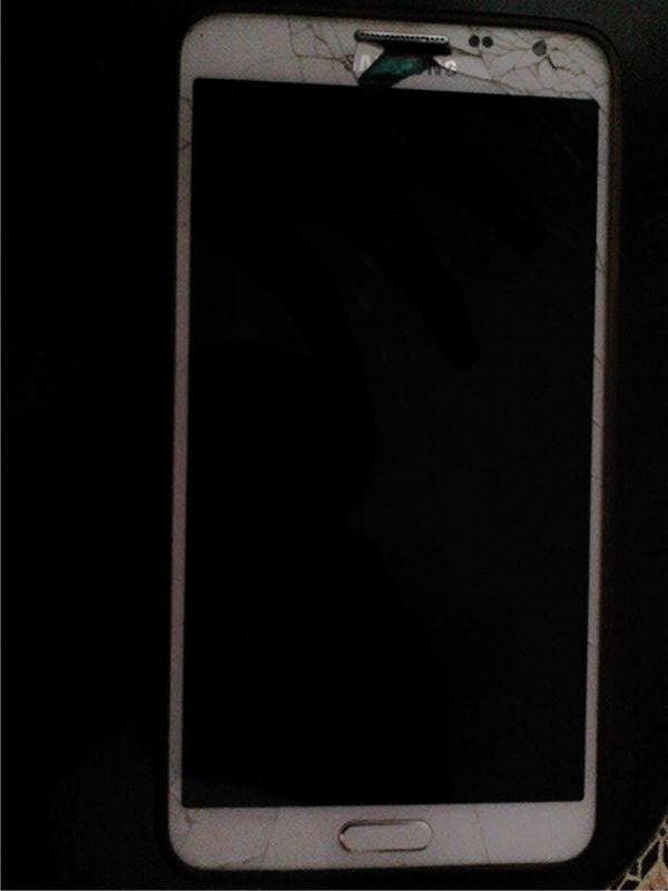 temiz note 3 neo 5 aylık sadece ön ekranda  kırık var başka bir sorunu yok .