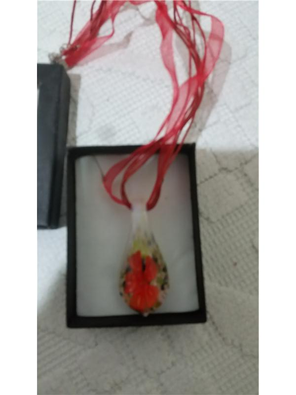 Cam işçiliği kolye