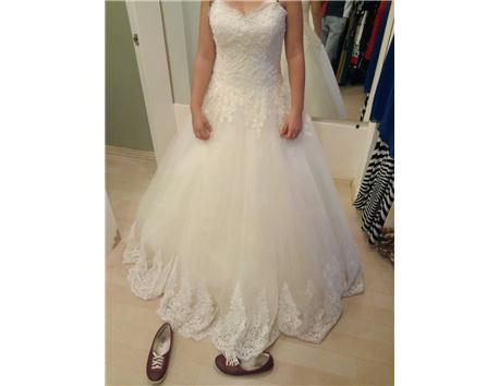 SADECE 1 KEZ GİYİLMİŞ. TEMİZ ÖZEL DİKİM 2015 MODEL GELİNLİK