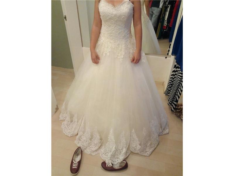 SADECE 1 KEZ GİYİLMİŞ. TEMİZ ÖZEL DİKİM 2015 MODEL GELİNLİK