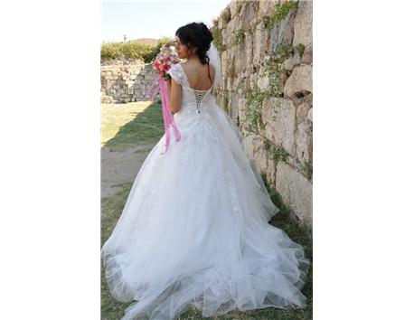 Özel dikim pronovias gelinliğimi satıyorum.Alana ayakkabılar hediye verilecektir.
