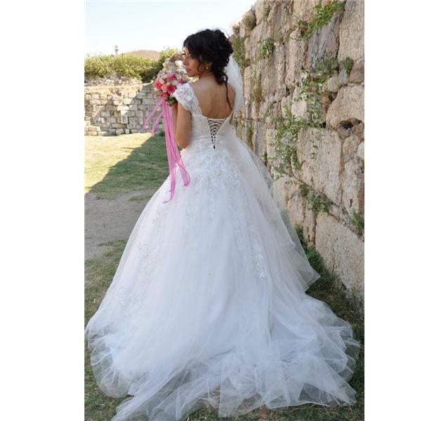 Özel dikim pronovias gelinliğimi satıyorum.Alana ayakkabılar hediye verilecektir.