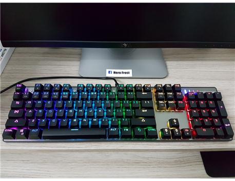 Mekanik klavye bir çok renk değiştirme seçeneği ile