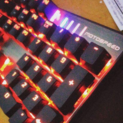 Mekanik klavye bir çok renk değiştirme seçeneği ile