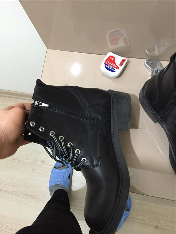 Erkek Bot kullanılmamış kutusunda 