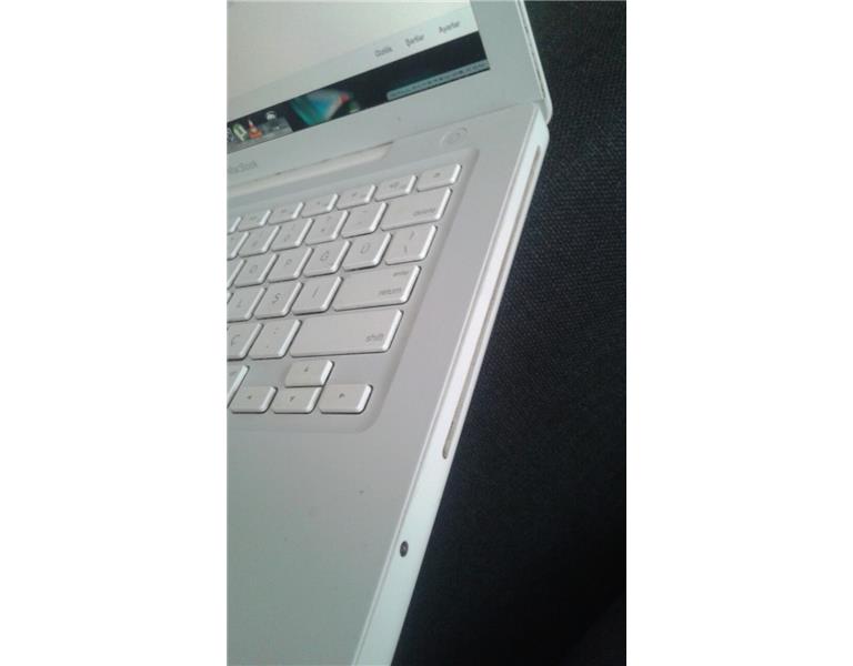 Takas öncelikli Macbook Core 2 Duo Beyaz