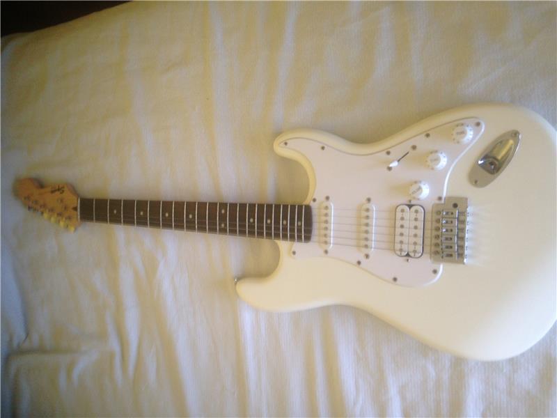(Videolu) nerdeyse hiç kullanilmamis squier hss bullet strat
