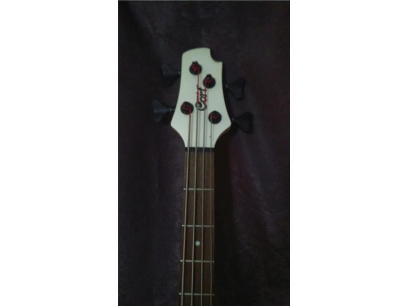 Cort t34 beyaz bas gitar