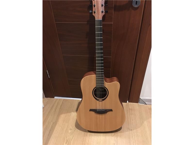 LAG T70 DCE Elektro Akustik Gitar hasarsız 1 aylık 250 tl lik kılıfı ile (kozmos)