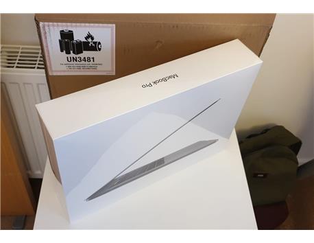 Apple MacBook Pro 15 2018 i7 16GB Ram 4GB 256GB