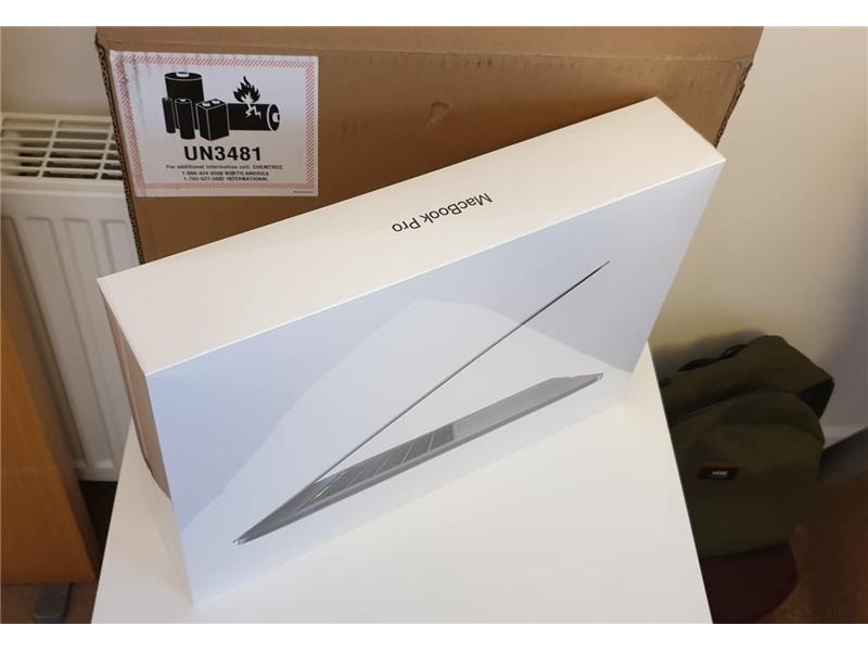 Apple MacBook Pro 15 2018 i7 16GB Ram 4GB 256GB